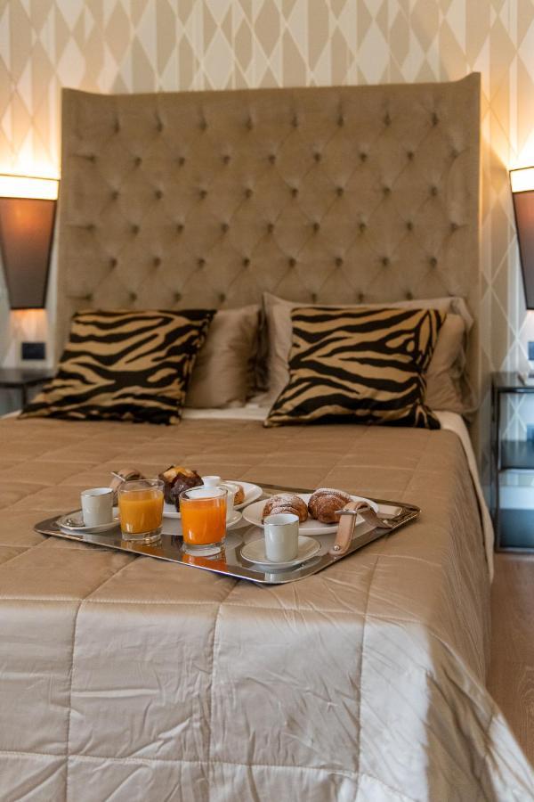 Palazzo Nana Suites & Apartments เนเปิลส์ ภายนอก รูปภาพ