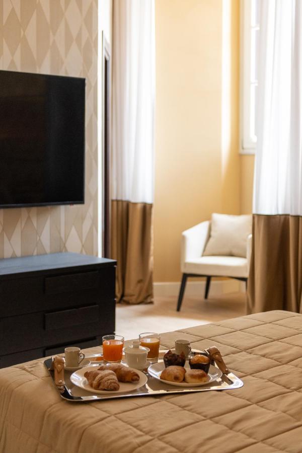 Palazzo Nana Suites & Apartments เนเปิลส์ ภายนอก รูปภาพ